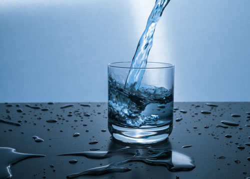 Як правильно пити воду дорослим та дітям?